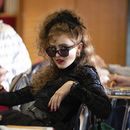Foto difundida por Focus Features que muestra a Kathryn Newton en una escena de Lisa Frankenstein. (Michele K. Short/Focus Features via AP)