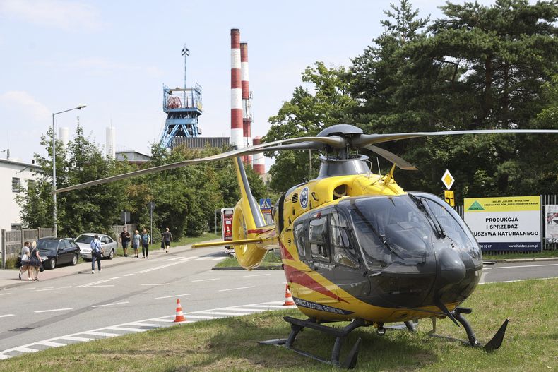 Una ambulancia aérea cerca de la mina de carbón de Rydultowy, cerca de la ciudad de Rybnik, en el sur de Polonia, el jueves 11 de julio de 2024. (AP Photo/Katarzyna Zaremba-Majcher)