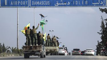 Combatientes kurdos respaldados por Estados Unidos a bordo de vehículos mientras se retiran de dos vecindarios en la ciudad de Alepo, en el norte de Siria, como parte de un acuerdo con el gobierno central de Siria, el viernes 4 de abril de 2025, en Alepo, Siria. (AP Foto/Ghaith Alsayed)