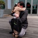 Milenko Faria, cuya esposa, la doctora Rubeliz Bolívar, fue detenida por agentes de inmigración, abraza a su hija Milena, tras su entrevista por asilo con las autoridades migratorias, en Tustin, California, el 16 de abril del 2026. (AP foto/Jae C. Hong)