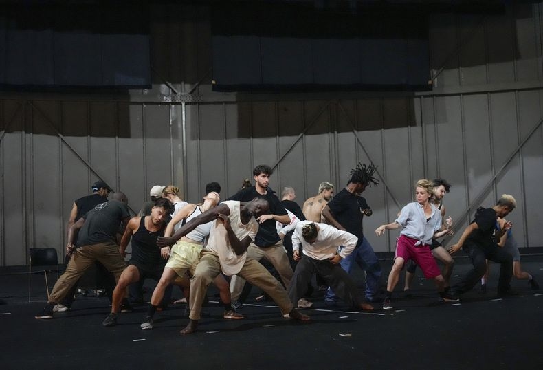 Bailarines ensayan la Danza de los Juegos en la sala de conciertos de Creteil, al este de París, el miércoles 31 de julio de 2024. Mourad Merzouki llevará la danza hip hop a los Juegos Olímpicos de París. El coreógrafo franco-argelino es el creador de la Danza de los Juegos. La exhibición de Merzouki en el Parque de Campeones de Trocadéro comienza el lunes 2 de agosto. 5, 2024. (Foto AP/Michel Euler)