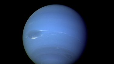 En esta imagen de agosto de 1989, proporcionada por la NASA, se muestra al planeta Neptuno fotografiado por la nave Voyager 2, y fue procesada para mejorar la visibilidad de pequeñas características. (NASA vía AP)