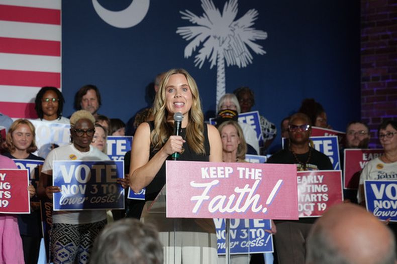 La doctora Annie Andrews, nominada demócrata al senado de Estados Unidos, participa en un mitin de Get Out the Vote con otros nominados demócratas para la elección de mitad de mandato, el viernes 16 de octubre de 2026, en Columbia, Carolina del Sur (AP Foto/Meg Kinnard)