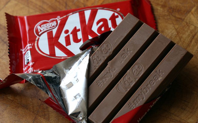 ARCHIVO – Una barra de chocolate KitKat en Rugby, Inglaterra, el 25 de julio de 2018. (AP Foto/Martin Cleaver, Archivo)
