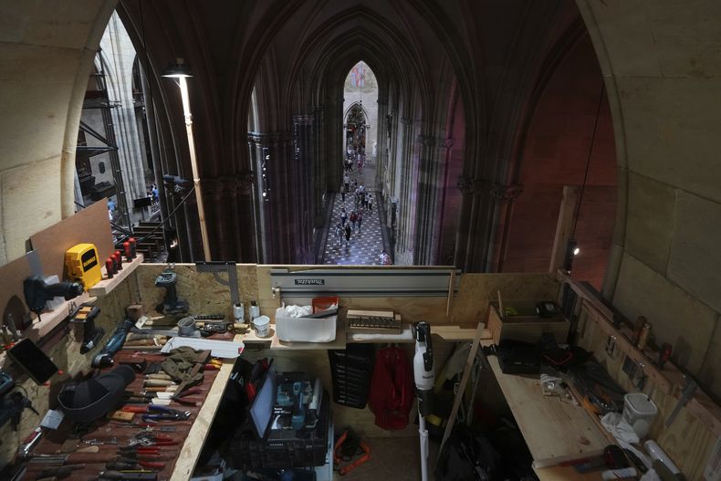 Un taller improvisado en la instalación del nuevo órgano de la Catedral de San Vito, en Praga, República Checa, el martes 22 de julio de 2025. (AP Foto/Petr David Josek)