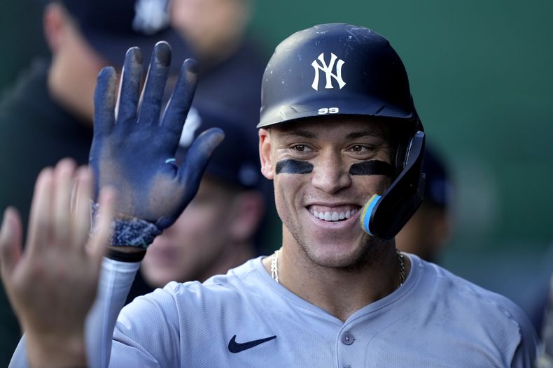 Aaron Judge, de los Yankees de Nueva York, celebra en la cueva luego de anotar ante los Reales de Kansas City, el miércoles 12 de junio de 2024 (AP Foto/Charlie Riedel)