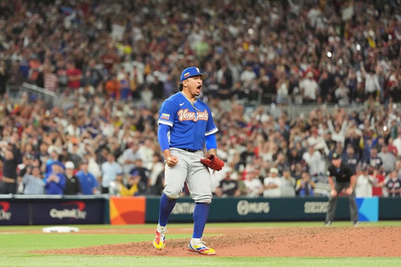 El relevista venezolano Daniel Palencia celebra tras la victoria ante Estados Unidos en la final del Clásico Mundial de béisbol, el martes 17 de marzo de 2026, en Miami. (AP Foto/Rebecca Blackwell)