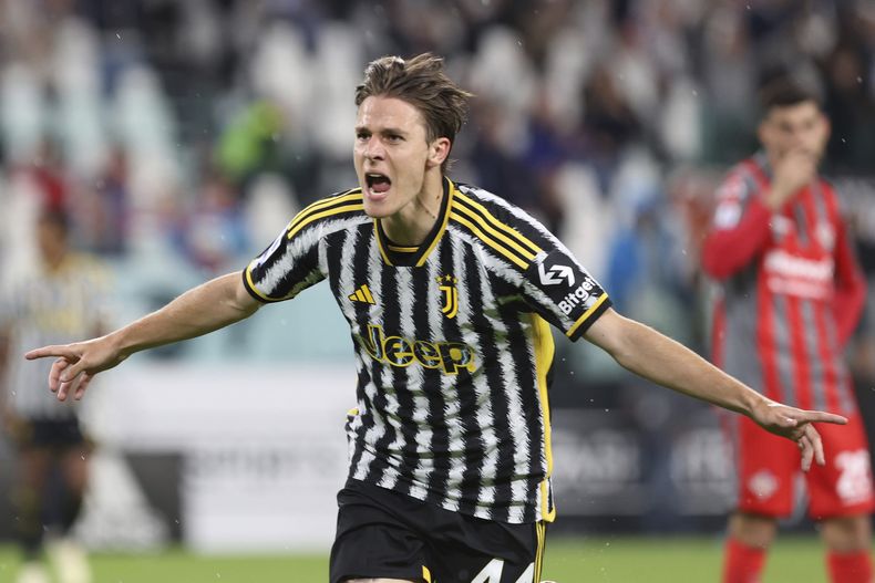 ARCHIVO - Foto del 14 de mayo del 2023, Nicolo Fagioli de la Juventus celebra el encuentro ante el Cremonese en la Serie A. El martes 14 de noviembre del 2023, a pesar del veto de siete meses la Juventus extiende el contrato de Fagioli hasta el 2028. (Tano Pecoraro/LaPresse via AP, Archivo)
