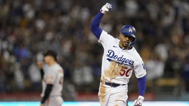 Dodgers remontan a Gigantes con jonrón de Betts en octavo