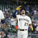 Willy Adames, de los Cerveceros de Milwaukee, reacciona después de batear cuadrangular de dos carreras durante la primera entrada del juego de béisbol en contra de los Astros de Houston, el miércoles 24 de mayo de 2023, en Milwaukee. (AP Foto/Morry Gash)