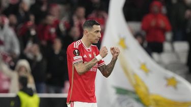 En foto del 7 de marzo del 2024, Angel Di Maria del Benfica celebra tras anotar de penal en el encuentro de octavos de la Liga Europa ante Rangers. El lunes 24 de marzo del 2024, Di Maria recibe amenazas en su natal Rosario. (AP Foto/Armando Franca)