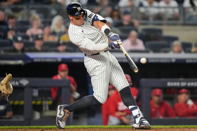 Aaron Judge de los Yankees de Nueva York batea un jonrón en lasexta entrada ante los Angelinos de Los Ángeles el lunes 13 de abril del 2026. (AP Foto/Yuki Iwamura)