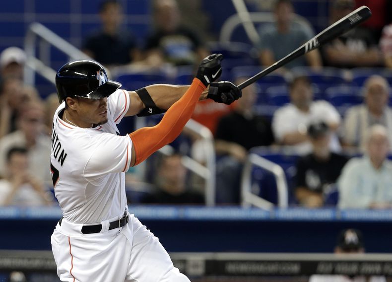 El jugador de los Marlins, Giancarlo Stanton, conecta un doble en un partido contra los Rockies el jueves, 3 de abril de 2014, en Miami. (AP Photo/Lynne Sladky)