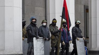 americateve | Manifestantes montan guardia ante el parlamento en el centro de Kiev, Ucrania, el s&aacute;bado, 22 de febrero del 2014. (Foto AP/Darko Bandic)