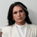 ARCHIVO - La directora de Inteligencia Nacional, Tulsi Gabbard, escucha en la sala de prensa James Brady de la Casa Blanca, el 23 de julio de 2025, en Washington. (AP Foto/Alex Brandon, Archivo)
