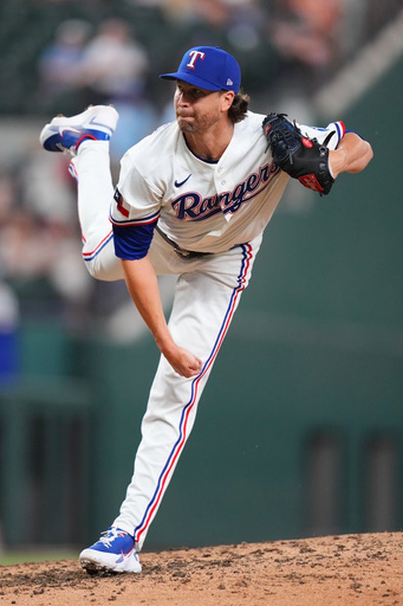 Jacob deGrom, lanzador de los Rangers de Texas, trabaja frente a los Atléticos, durante la quinta entrada del juego de béisbol de Grandes Ligas del lunes 31 de agosto de 2026, en Arlington, Texas. (AP Foto/Julio Cortez)