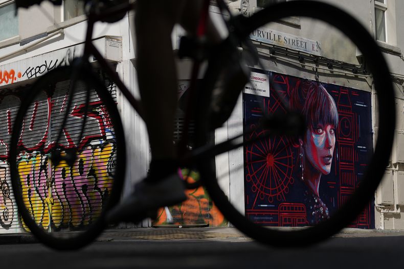 Un ciclista pasa junto al nuevo mural de Taylor Swift diseñado por Kate Clayton en Shoreditch, en el este de Londres, el martes 13 de agosto de 2024. (Foto AP/Alastair Grant)