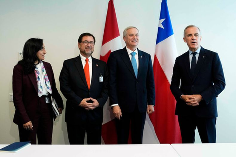 El primer ministro de Canadá, Mark Carney (a la derecha), y el presidente de Chile, José Antonio Kast, están acompañados por sus ministros de Asuntos Exteriores —Anita Anand, de Canadá (a la izquierda), y Francisco Pérez Mackenna, de Chile (segundo por la izquierda)— mientras participan en una reunión bilateral al margen de la Asamblea General de las Naciones Unidas (AGNU) en la sede de la ONU, el martes 22 de septiembre de 2026. (Justin Tang/The Canadian Press vía AP)