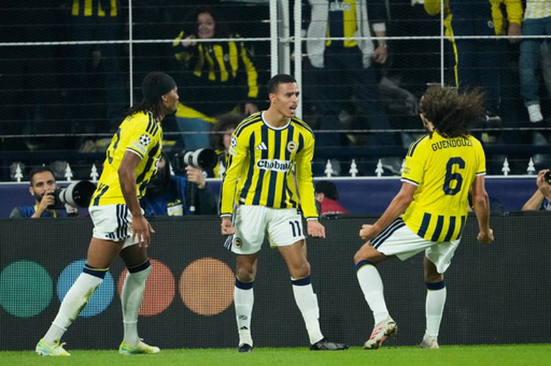 Mason Greenwood (centro) celebra tras anotar un gol para Fenerbahce en el partido contra Slavia Praha en la Liga de Campeones, el martes 20 de octubre de 2026, en Estambul. (AP Foto/Emrah Gurel)