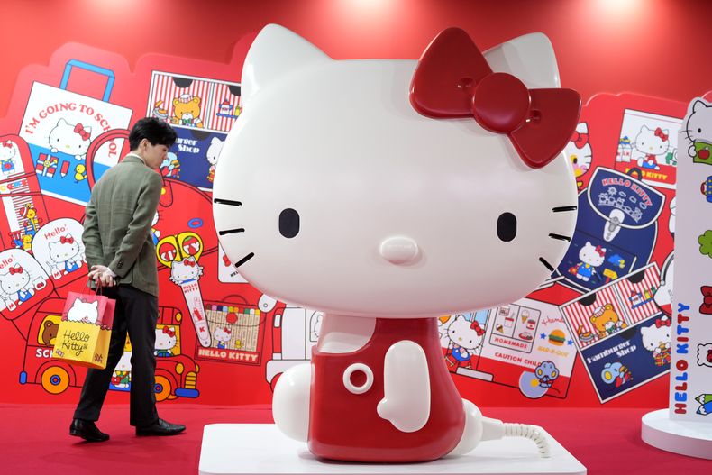 Un visitante mira una Hello Kitty gigante en la exposición A medida que yo cambio, ella también, por el 50 aniversario de Hello Kitty en el Museo Nacional de Tokio el miércoles 30 de octubre de 2024. (Foto AP/Shuji Kajiyama)
