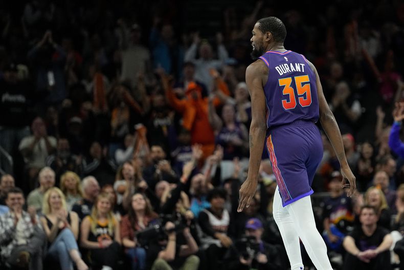 Kevin Durant, alero de los Suns de Phoenix, festeja luego de encestar un triple ante los Trail Blazers de Portland, el martes 21 de noviembre de 2023 (AP Photo/Matt York)