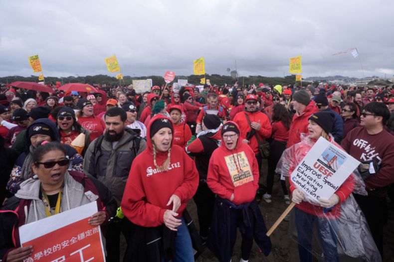 Una manifestación en apoyo a maestros en huelga en Ocean Beach, San Francisco, el 11 de febrero del 2026. (AP foto/Jeff Chiu)