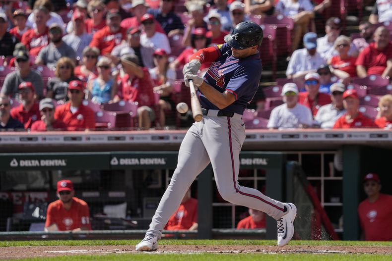 Matt Olson de los Bravos de Atlanta batea jonrón en la segunda entrada en el encuentro ante los Rojos de Cincinnati el jueves 19 de septiembre del 2024. (AP Foto/Joshua A. Bickel)