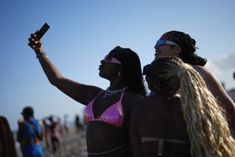 ARCHIVO - Mujeres posan para una selfie en South Beach durante las vacaciones de primavera, el 15 de marzo de 2024, en Miami Beach, Florida. (AP Foto/Rebecca Blackwell, archivo)