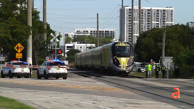 Vuelve a suceder: el tren Brighline destroza un auto en el área de Miami