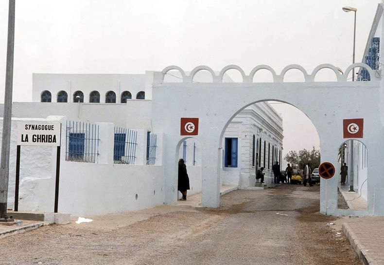 ARCHIVO - La sinagoga de la Ghriba en Yerba, Túnez, el 12 de abril de 2002. (AP Foto/Hassene Dridi, Archivo)