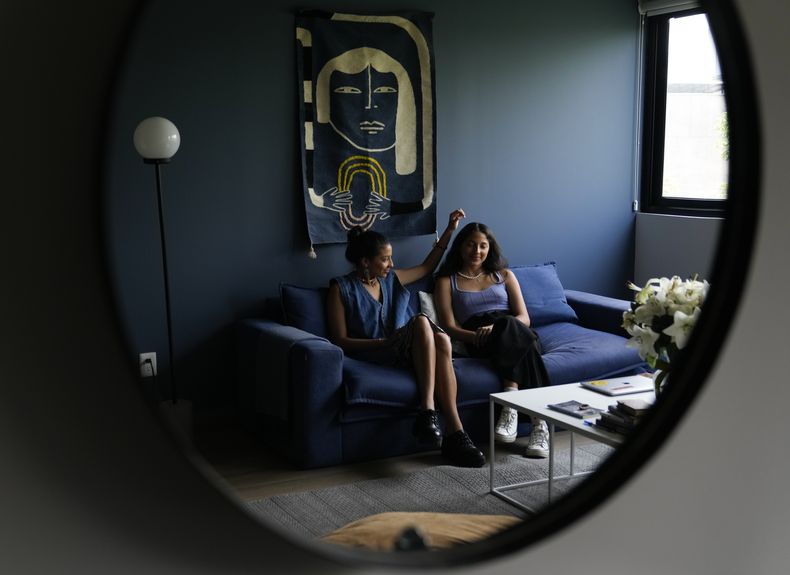 Las gemelas, Valeria, derecha, y Valentina, del dúo colombiano Vale, durante una entrevista en la Ciudad de México el miércoles 26 de abril de 2023. Vale reveló las inspiraciones de su álbum debut “A contraluz, el cual incluye canciones compuestas durante su adolescencia y otras creadas en colaboración con otros artistas, incluyendo el legendario Elvis Costello. (Foto AP/Fernando Llano)