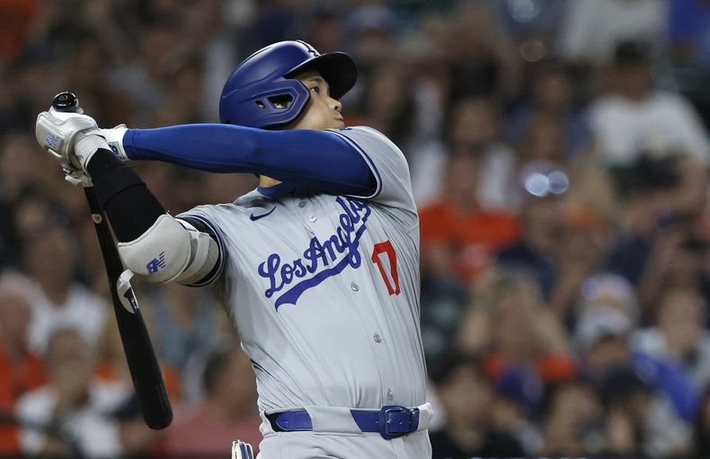 El japonés Shohei Ohtani, de los Dodgers de Los Ángeles, pega un doble en el juego del viernes 12 de julio de 2024, ante los Tigres de Detroit (AP Foto/Duane Burleson)