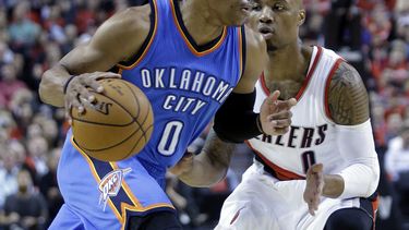 americateve | El base del Thunder, Russell Westbrook, izquierda, maneja el bal&oacute;n ante la defensa de Damian Lillard, de Portland, en un partido el mi&eacute;rcoles, 29 de octubre de 2014, en Portland, Oregon. (AP Photo/Don Ryan)