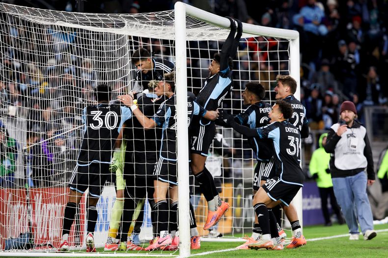 Los jugadores del Minnesota United celebran tras ganar el tercero y decisivo encuentro de su serie de primera ronda de los playoffs, ante los Sounders de Seattle, el sábado 8 de noviembre de 2025 (AP Foto/Ellen Schmidt)