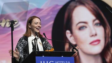 Emma Stone recibe el premio desert palm achievement para una actriz por Poor Things en la 35a edición anual del Festival de Internacional de Cine de Palm Springs el 4 de enero de 2024, en Palm Springs, California. (Foto AP/Chris Pizzello)