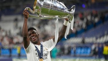 FILE - Vinicius Junior, del Real Madrid, sostiene el trofeo tras ganar la final de la Liga de Campeones de fútbol entre el Liverpool y el Real Madrid en Saint Denis, cerca de París, el 29 de mayo de 2022. (Foto AP/Kirsty Wigglesworth, Archivo)