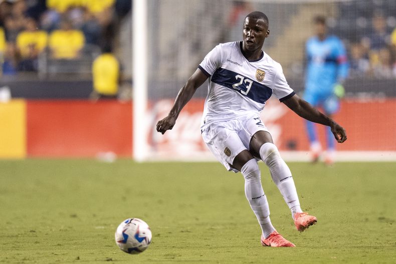 El volante ecuatoriano Moisés Caicedo pasa el balón durante un partido amistoso contra Bolivia, el 12 de junio de 2024, en Chester, Pennsylvania. (AP Foto/Chris Szagola)