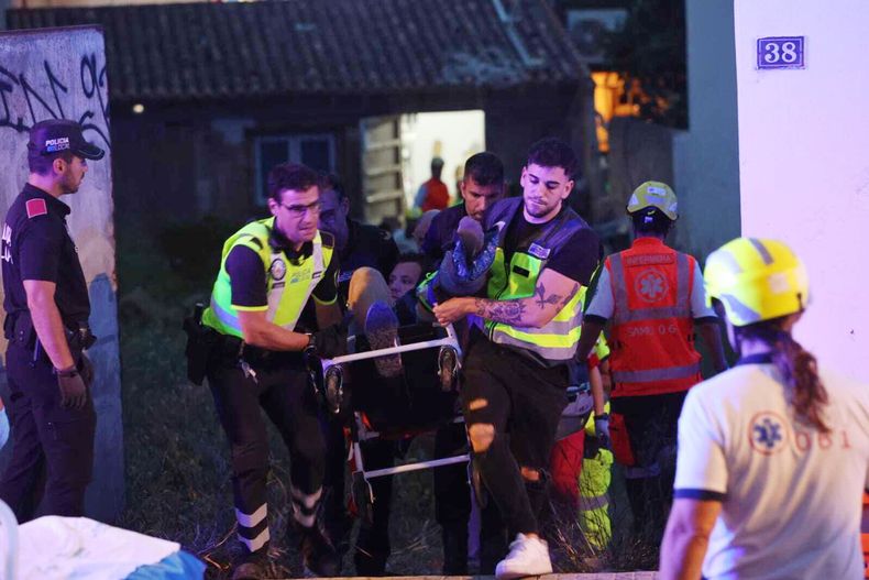 Médicos sacan a personas heridas de un edificio que colapsó en la ciudad de Palma, en Mallorca, España, el jueves 23 de mayo de 2024. (Isaac Buj/Europa Press vía AP)