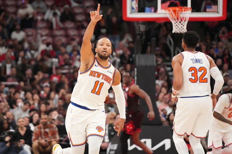 Jalen Brunson, de los Knicks de Nueva York, festeja luego de atinar un triple ante los Bulls de Chicago el miércoles 28 de octubre de 2026 (AP Foto/David Banks)