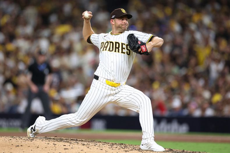 Michael King, de los Padres de San Diego, lanza en el tercer juego de la serie divisional de la Liga Nacional ante los Cerveceros de Milwaukee, el martes 6 de octubre de 2026 (AP Foto/Derrick Tuskan)