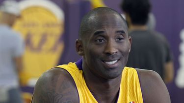 americateve | Kobe Bryant habla con la prensa el 28 de septiembre del 2013 en El Segundo, California. Bryant acaba de prorrogar su contrato con los Lakers por otros dos a&ntilde;os. (AP Photo/Alex Gallardo, File)