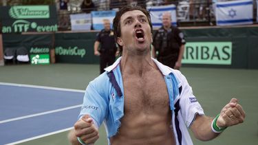 americateve | El argentino Carlos Berlocq celebra luego de doblegar al israel&iacute; Tzuf Botzer, en un duelo de la serie de Copa Davis que se disput&oacute; el domingo 14 de septiembre de 2014 en Sunrise, Florida (AP Foto/J Pat Carter)
