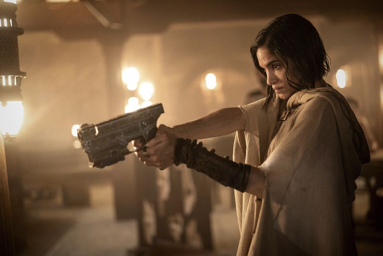En esta imagen proporcionada por Netflix, Sofia Boutella en una escena de Rebel Moon: Part One - A Child of Fire. (Clay Enos/Netflix vía AP)