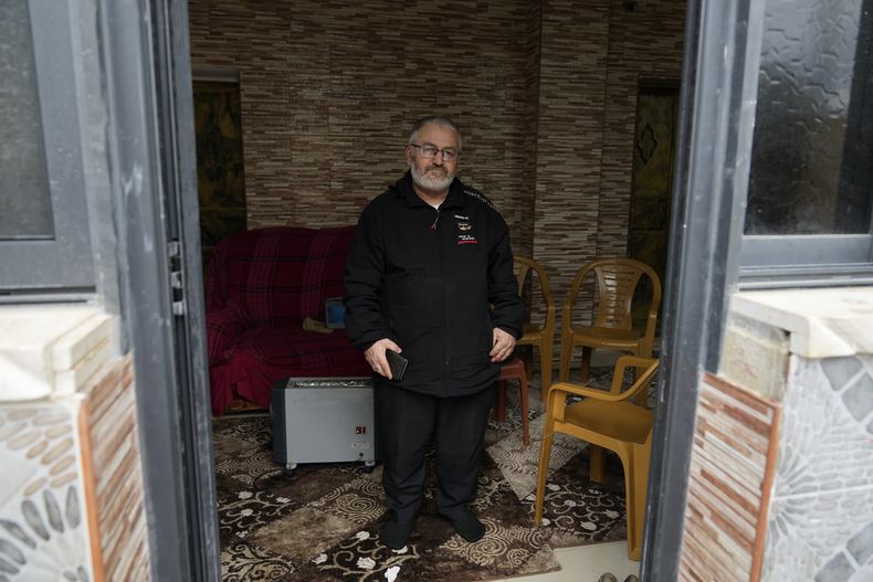 Mohammed Shula posa en la casa de un familiar donde él y su esposa se refugiaron en el poblado de Kafr al-Labad, en Cisjordania, el lunes 10 de febrero de 2025. (AP Foto/Nasser Nasser)
