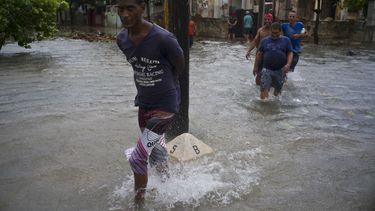 Olas y marejada causan inundaciones en La Habana