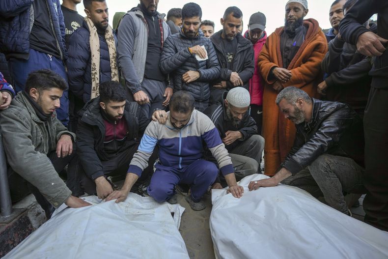 Víctimas palestinas de un bombardeo israelí en Deir al-Balah, Franja de Gaza, el 24 de diciembre del 2024. (AP foto/Abdel Kareem Hana)