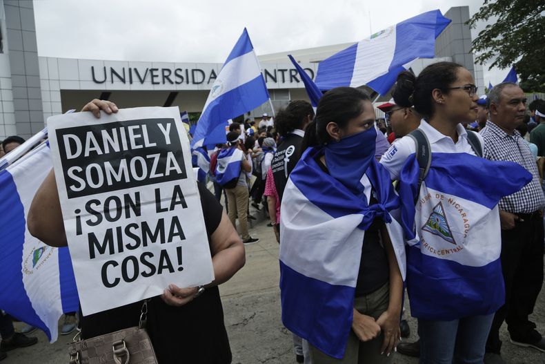 ARCHIVO - Manifestantes protestan fuera de la jesuita Universidad Centroamericana de Nicaragua, UCA, en reclamo del 6% de su presupuesto nacional en Managua, Nicaragua, el 2 de agosto de 2018. El gobierno de Nicaragua ordenó el miércoles 23 de agosto de 2023 el cierre y la expropiación de los bienes de la Asociación Compañía de Jesús una semana después de haber clausurado y confiscado la UCA, de la misma congregación católica. (AP Foto/Arnulfo Franco, Archivo)