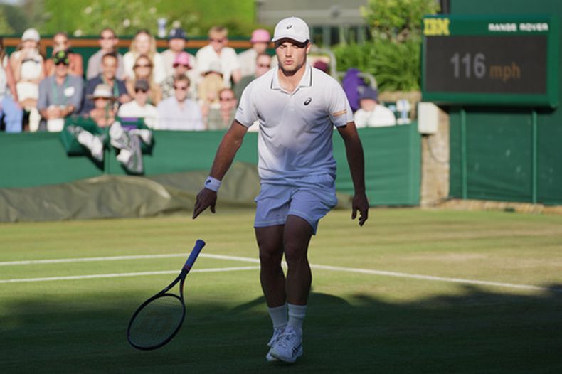 Arthur Fery, de Gran Bretaña, reacciona tras ganar contra Zizou Bergs, de Bélgica, en su partido de tercera ronda de individuales masculinos en el Campeonato de Tenis de Wimbledon en Londres, el sábado 4 de julio de 2026. (Foto AP/Brian Inganga)