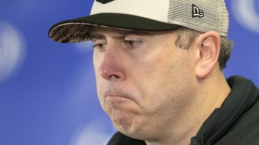 Arthur Smith, head coach de los Falcons de Atlanta, responde preguntas de los reporteros después de la derrota de su equipo por marcador de 37-17 frente a los Bear de Chicago, el domingo 31 de diciembre de 2023, en Chicago. Smith fue despedido el domingo 7 de enero de 2024, horas después de terminar por tercer año al hilo con récord de 7-10. (AP Foto/Charles Rex Arbogast)