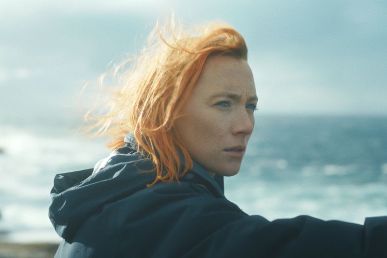Esta imagen proporcionada por Sony Pictures Classics muestra a Saoirse Ronan en una escena de The Outrun. (Sony Pictures Classics via AP)